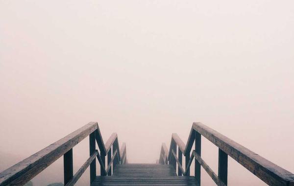 乐动体育与西甲联盟签约合作新闻配图：双方代表在签约仪式上握手，背景是西甲联赛标志与乐动Logo